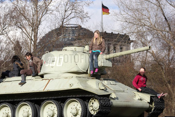 Berlin  Deutschland  Kinder spielen auf dem Panzer des sowjetischen Ehrenmals