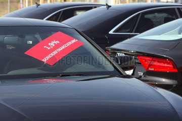 Berlin  Deutschland  Werbung fuer Autokredite auf dem Audi Gebrauchtwagen Center Berlin Adlershof