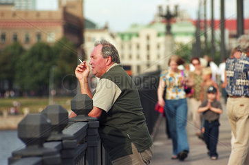 Mann raucht im Zentrum von Riga  Lettland
