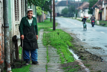 Ein aelterer Einheimischer vor seinem Haus  Rumaenien