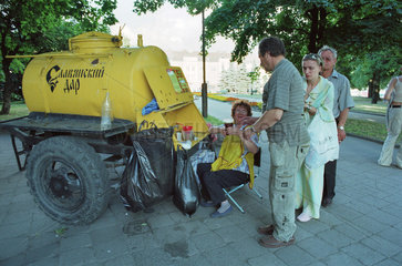 Verkauf vom traditionellen Erfrischungsgetraenk Kwas in Kaliningrad  Russland