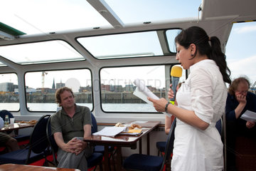 Hamburg  Deutschland  Touristen bei einer Hafenrundfahrt in einer Barkasse