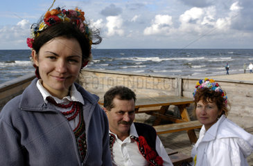 Trachtengruppe am Strand von Miedzyzdroje (Polen)