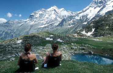 Gletschersee  im Hintergrund die Jungfrau (Schweiz)