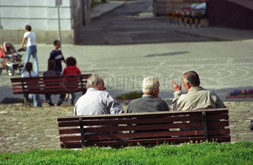 Drei Rentner am Alten Markt in Przemysl  Polen