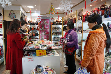 Shanghai  Frauen beim Einkauf in einem Lederwarengeschaeft