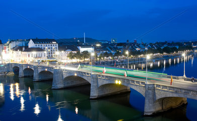 Basel  Schweiz  die Mittlere Bruecke am Rheinufer im Abendlicht