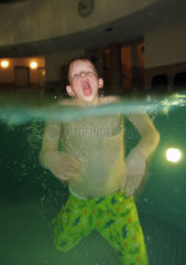 Goehren-Lebbin  Deutschland  gestellte Szene: Junge ertrinkt im Schwimmbad