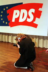 Kamerafrau unter PDS-Logo