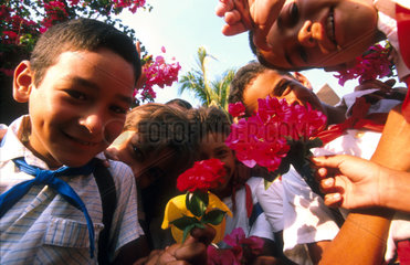 Kubanische Kinder in Schuluniform