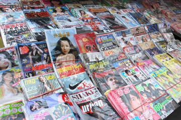 Shanghai  Auslage mit Zeitschriften an einem Zeitungskiosk