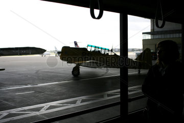 Berlin  Flugzeuge im Hangar  Flughafen Tempelhof