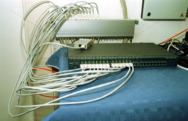 Netzwerk-Hub zur Vernetzung von Computern mit Kabeln