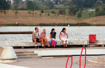 Jugendliche auf einem Steg am Maltasee (Jezioro Maltanskie) in Poznan  Polen