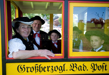 St. Maergen  Deutschland  Familie sitzt in Trachten in einer Kutsche am Rosstag