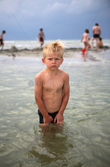 Insel Poel  Deutschland  Kleiner Junge steht traurig allein im Wasser