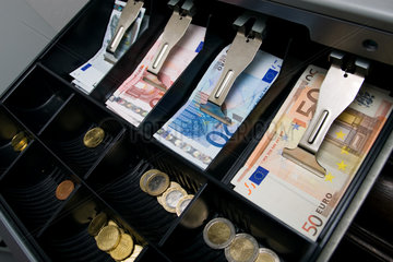 Berlin  Deutschland  Geld in einer Registrierkasse