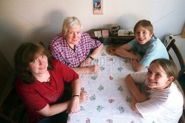 Berlin  Oma  Tochter  Enkelin und Enkel am Tisch