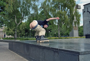 Skater zeigt dem Betrachter sein Popo  Poznan  Polen