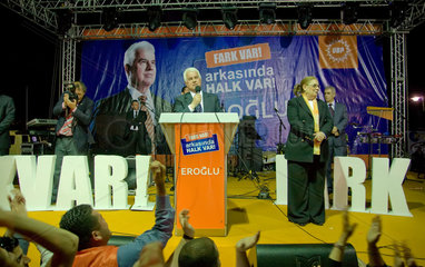 Girne  Tuerkische Republik Nordzypern  Dervis Eroglu  UBP spricht auf der Wahlveranstaltung