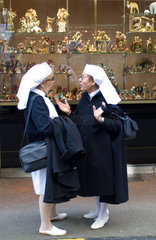 Italienische Schwestern beim shoppen in Lourdes  Frankreich