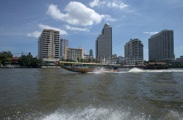 Bangkok  Thailand  Longtail-Boot auf dem Fluss Chao Phraya