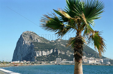 Der Felsen von Gibraltar von spanischer Seite aus