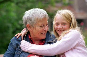 Hamburg  Oma und Enkelin umarmen sich