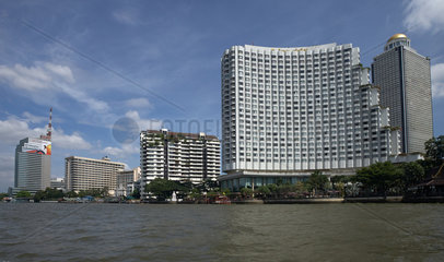 Bangkok  Thailand  Buero- und Hotelhochhaeuser saeumen das Ufer des Flusses Chao Phraya