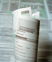 Gerolltes Steuerformular zur Einkommensteuererklaerung 2005