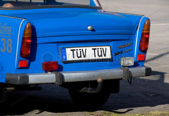 Berlin  Deutschland  Heck eines Trabantes mit TUEV-Nummernschild