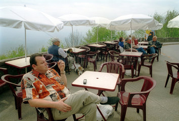 Tourist im Plastikstuhl bei der Hohkoenigsburg im Elsass