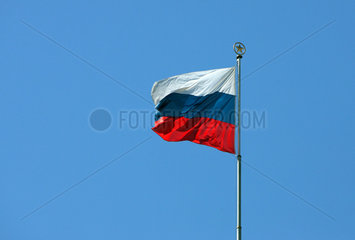 Berlin  Russische Nationalflagge an einem Mast
