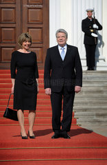 Berlin  Deutschland  Bundespraesident Joachim Gauck mit seiner Lebensgefaehrtin Daniela Schadt vor dem Schloss Bellevue