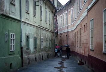 Fussgaenger in einer Gasse in Brasov (Kronstadt)  Rumaenien