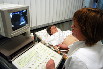 Ultraschalluntersuchung der Nieren durch Aerztin