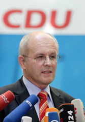 Berlin  CDU-Generalsekretaer Volker Kauder gibt Interviews vor CDU-Logo