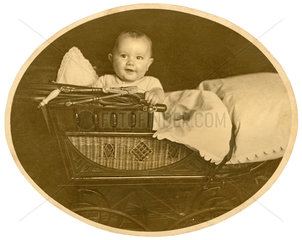 Baby im Kinderwagen  1907