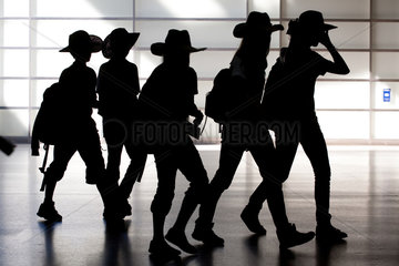 Berlin  Deutschland  Silhouette einer Gruppe junger Frauen mit Cowboyhueten