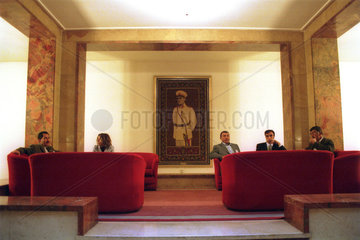 Abgeordnete in einem Saal im tuerkischen Parlament