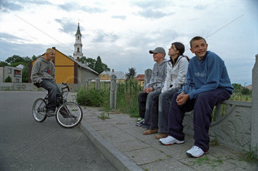 Jugendliche auf der Strasse in einer Ortschaft in Polen