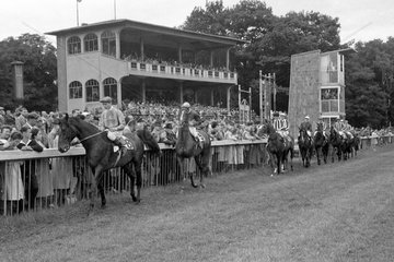 Hoppegarten  DDR  Pferde und Jockeys bei der Parade vor der Kaisertribuene