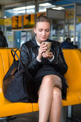 Berlin  Frau sitzt in einer Wartehalle