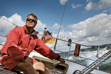 Daenemark  Segler auf einer Yacht auf dem Skagerrak