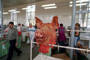 Schweinskopf in der Markthalle des Zentralmarktes in Kaliningrad  Russland