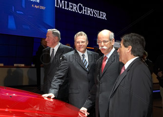 Berlin - DaimlerChrysler-Vorstaende Dr. Zetsche und LaSorda