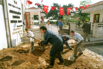 Schueler eines Technischen Lyzeums in Istanbul bei BauarbeitenIstanbul