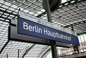 Berlin  Deutschland  Schild Berliner Hauptbahnhof auf einem Bahnsteig