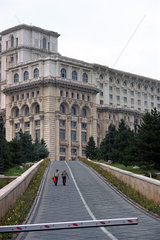 Auffahrt zum Parlamentspalast (Palatul Parlamentului) in Bukarest