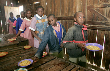 Kenia  Naro Moru  Schueler bei der Essensausgabe